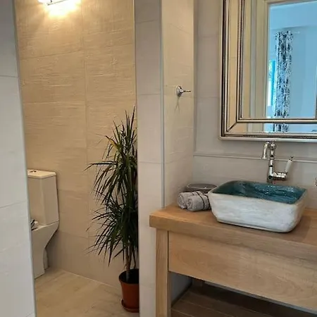 Reginas Studios & Apartments- Blue Flower Apartment