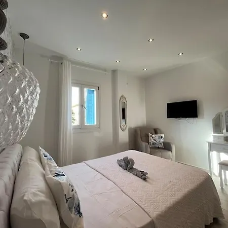Reginas Studios & Apartments- Blue Flower Apartment *