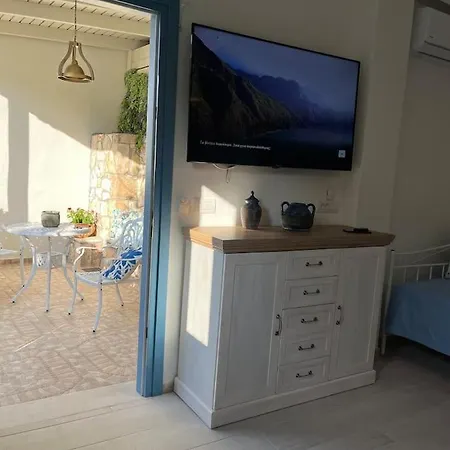 Reginas & Apartments- Blue Flower Fiskardo