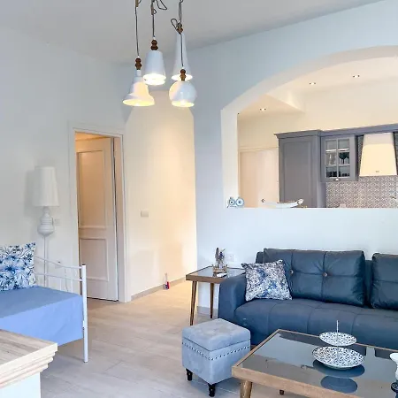 Reginas & Apartments- Blue Flower Fiskardo